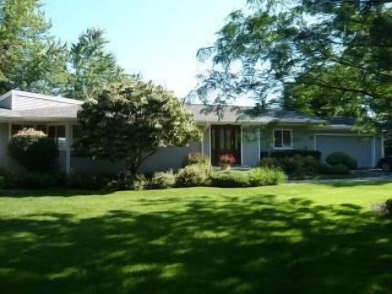 Abbey Marina Waterfront Home on Lake Geneva - Fontana, Wisconsin