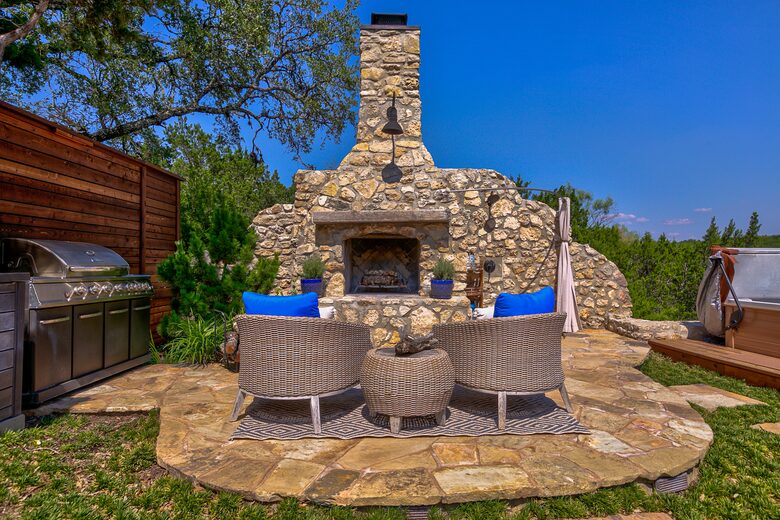 Firesong Ranch and Glamping - The Casita and Ndotto - Spicewood, Texas