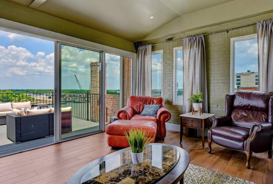 Savannah Riverview Penthouse - Savannah, Georgia