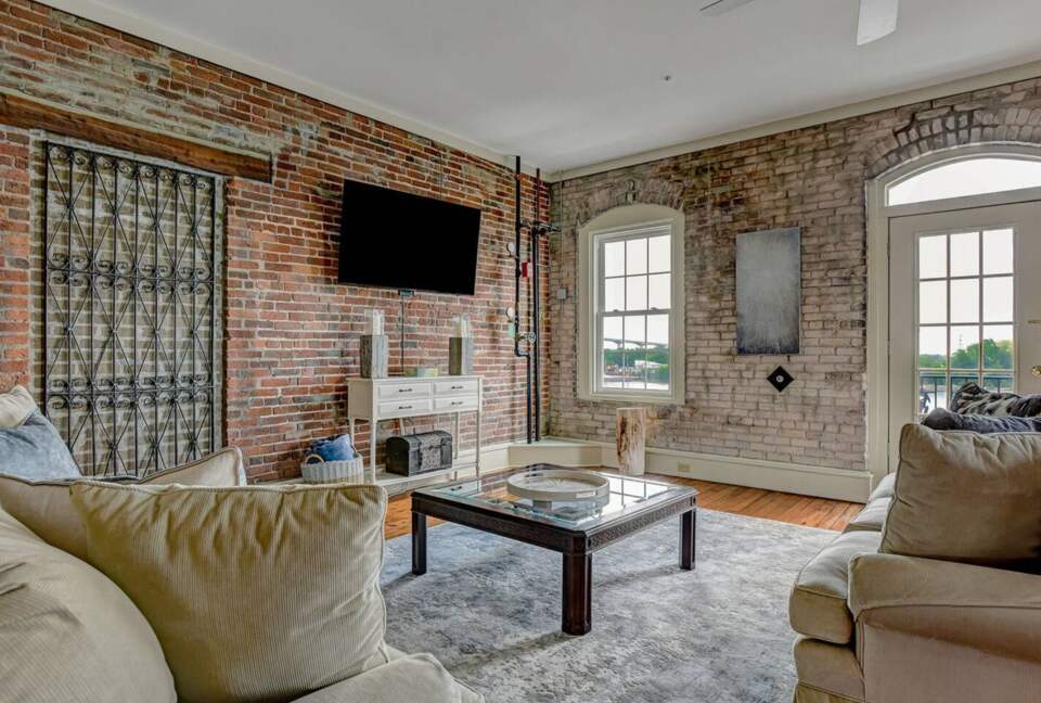 Savannah Riverview Penthouse - Savannah, Georgia