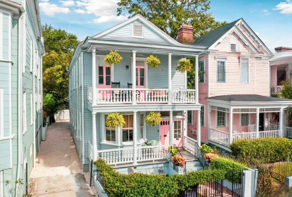 Tropical Escape in Charleston | Charming Downtown Charleston with Courtyard + Porch - Charleston, South Carolina