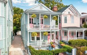 Tropical Escape in Charleston | Charming Downtown Charleston with Courtyard + Porch - Charleston, South Carolina