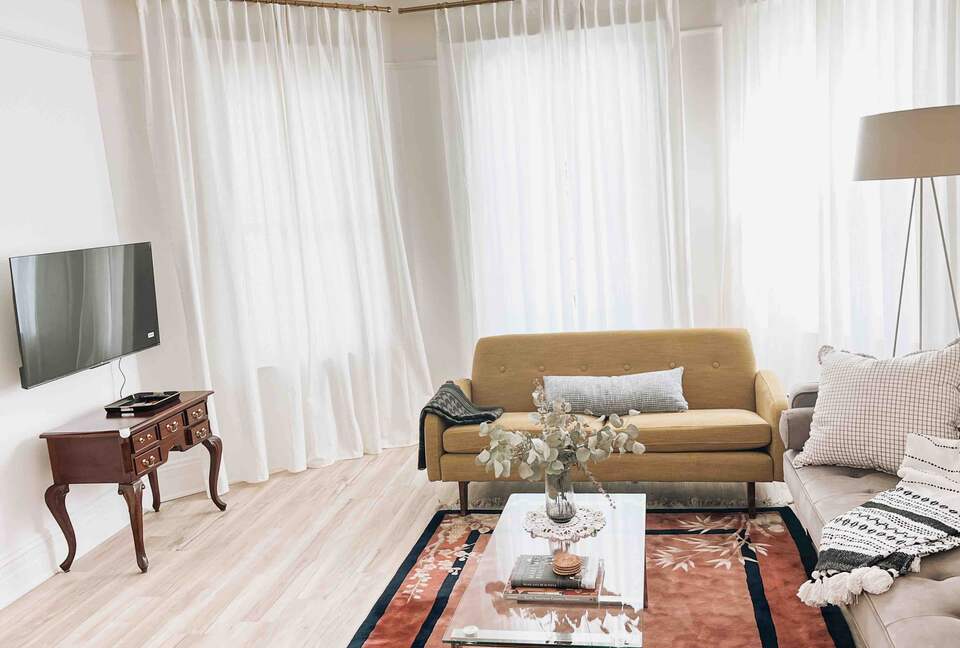 Elegant Designer Home 20 minutes to NYC w Parking! - Harrison, New Jersey