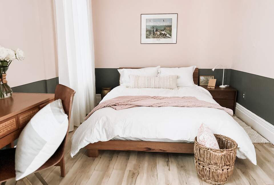 Elegant Designer Home 20 minutes to NYC w Parking! - Harrison, New Jersey