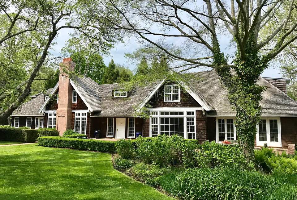 Hamptons Luxury House with Pool/Hot tub and Mature Garden 8 min walk to Beach - East Hampton, New York