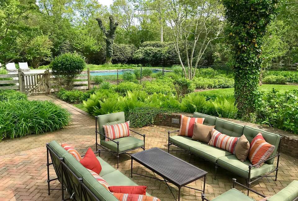 Hamptons Luxury House with Pool/Hot tub and Mature Garden 8 min walk to Beach - East Hampton, New York