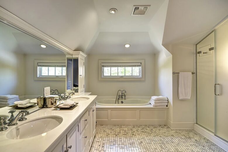 Hamptons Luxury House with Pool/Hot tub and Mature Garden 8 min walk to Beach - East Hampton, New York