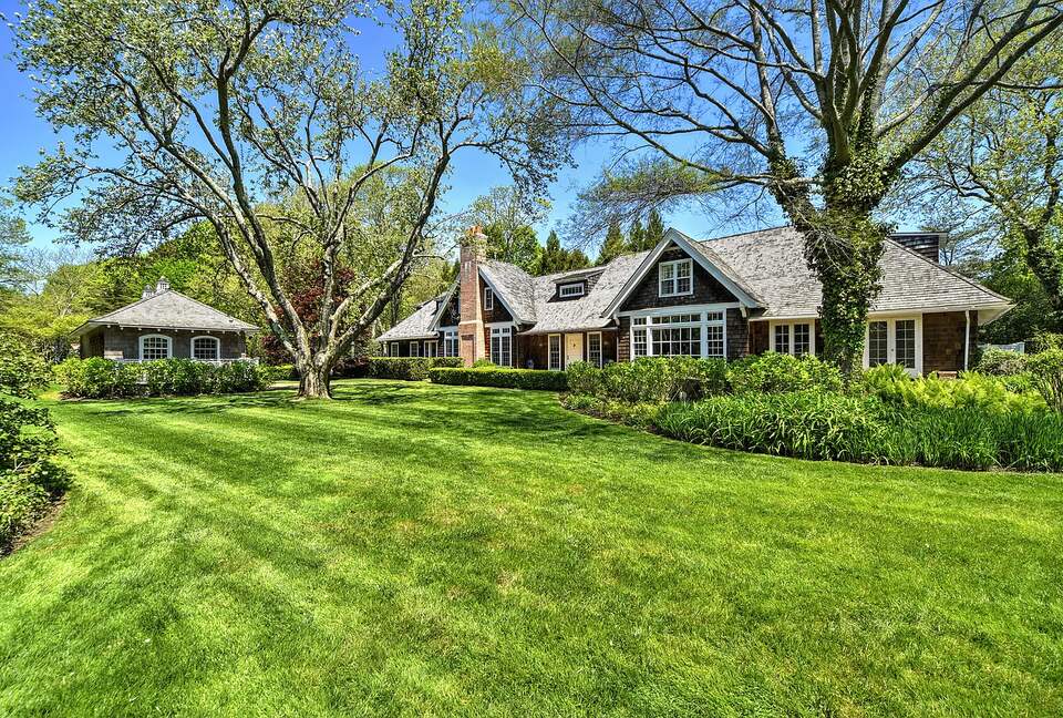 Hamptons Luxury House with Pool/Hot tub and Mature Garden 8 min walk to Beach - East Hampton, New York