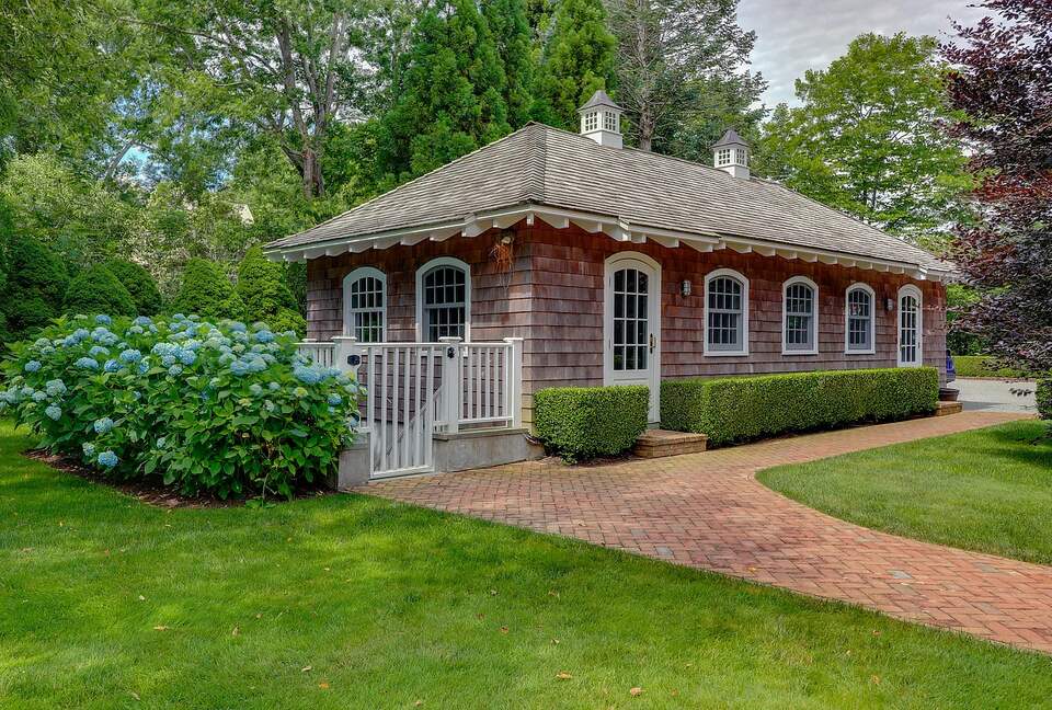 Hamptons Luxury House with Pool/Hot tub and Mature Garden 8 min walk to Beach - East Hampton, New York