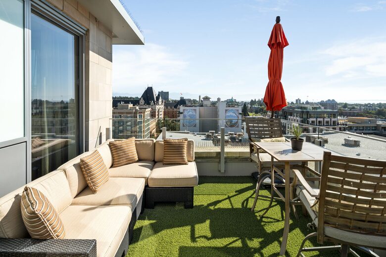 Deck, furnished in Spring, Summer and Fall, no orange unbrella