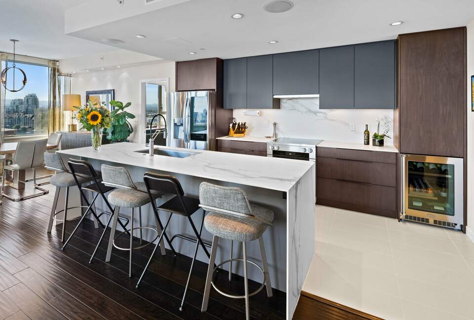 The Sovereign Luxury Condo with Stunning Vistas - availability very flexible - Victoria, Canada