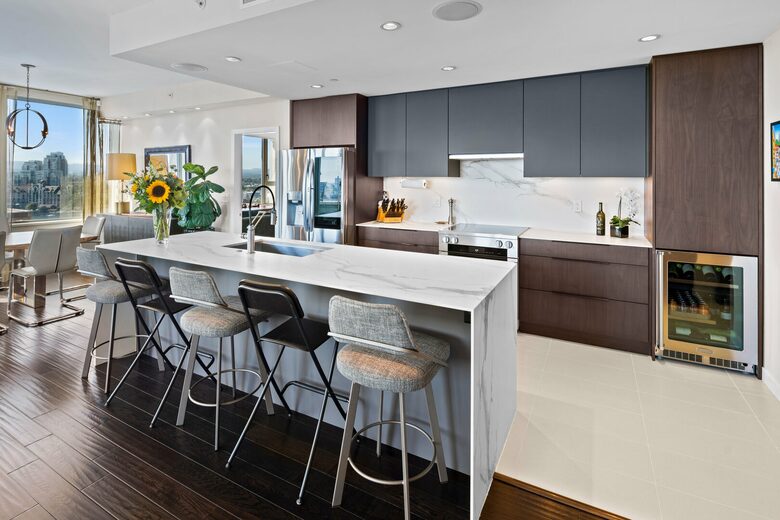 The Sovereign Luxury Condo with Stunning Vistas - availability very flexible - Victoria, Canada