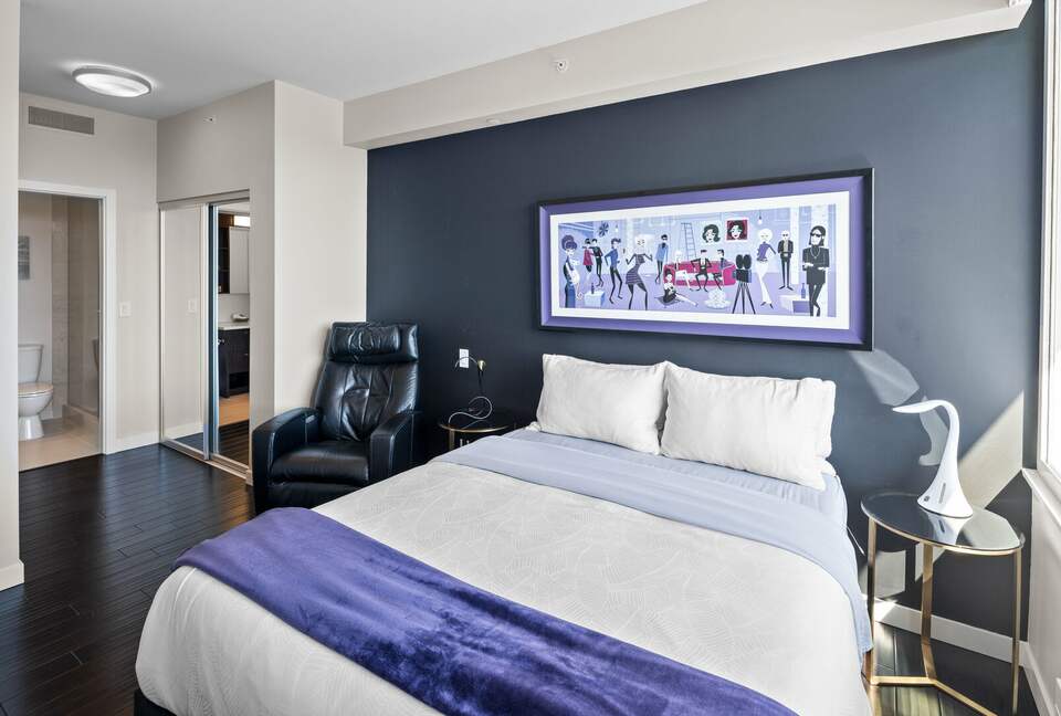 Second bedroom with 85¨TV.