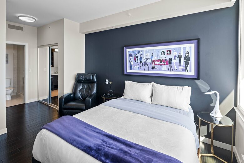 Second bedroom with 85¨TV.