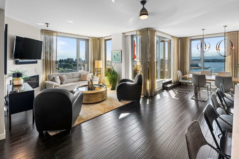 Living room with 65¨TV and sonos bar