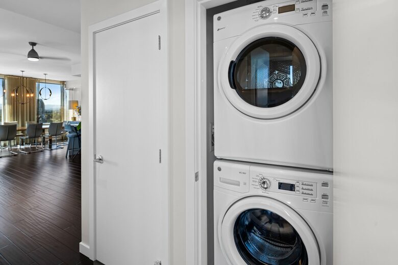 The Sovereign Luxury Condo with Stunning Vistas - availability very flexible - Victoria, Canada