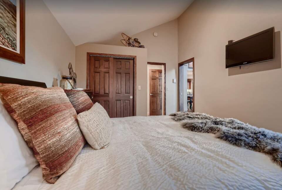 Ullr Haus with Sauna + Private Hot Tub + Views - Breckenridge, Colorado