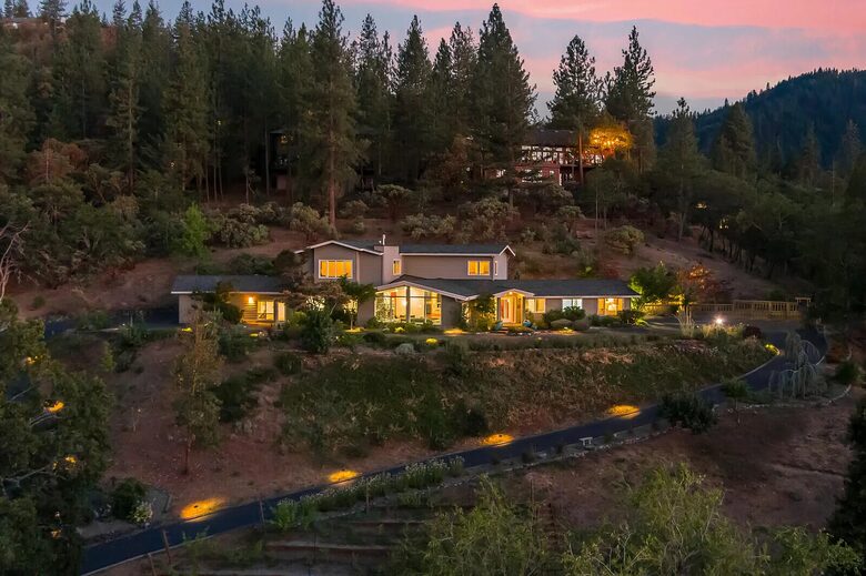 Wine Country Estate in Artist's Enclave - Ashland, Oregon