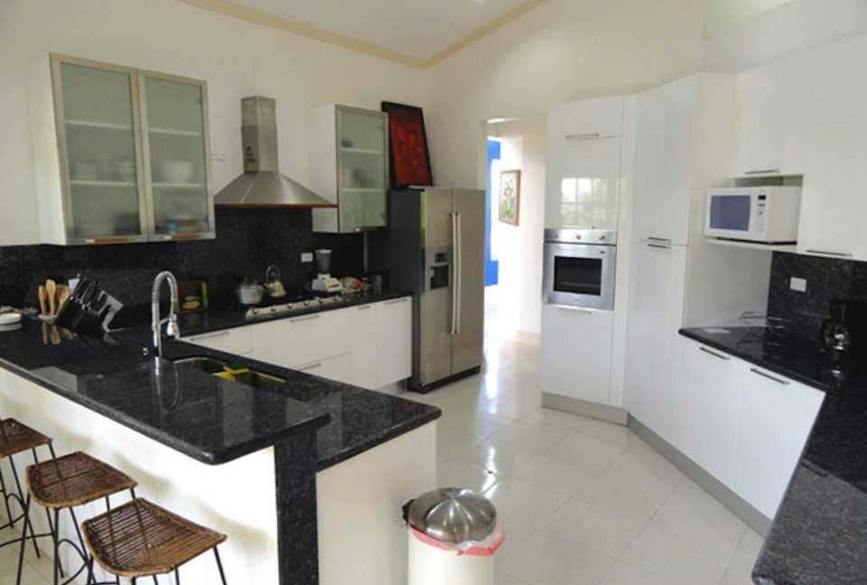 Fully equipped gourmet kitchen