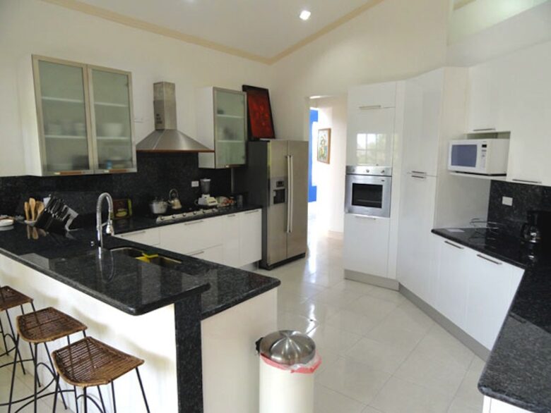 Fully equipped gourmet kitchen