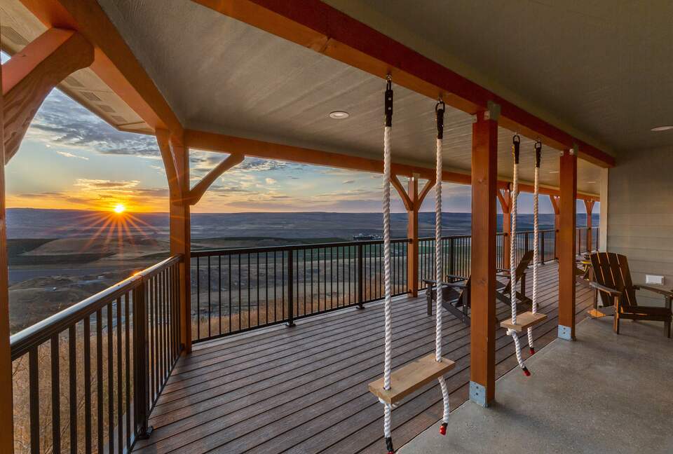 Brewster Retreat | EV charger, views, games, pets & trailer parking - Brewster, Washington