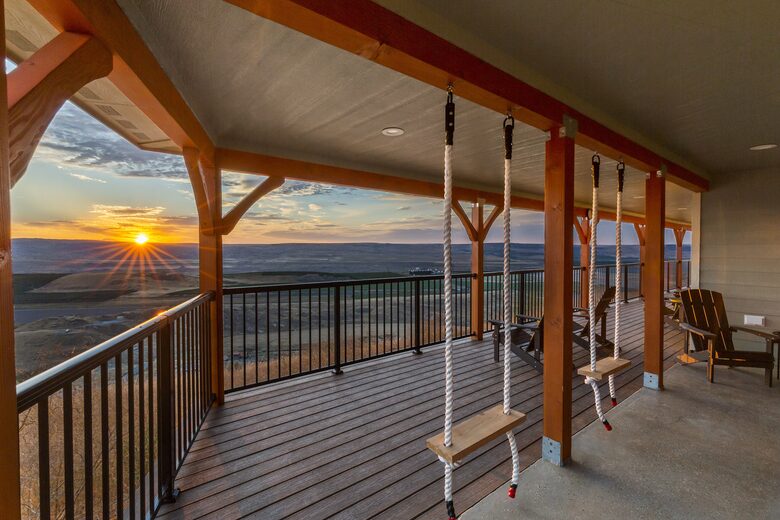 Brewster Retreat | EV charger, views, games, pets & trailer parking - Brewster, Washington
