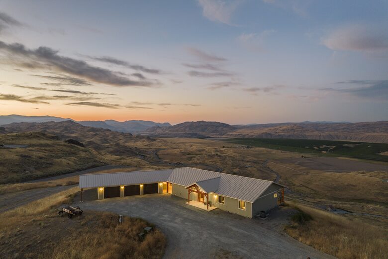 Brewster Retreat | EV charger, views, games, pets & trailer parking - Brewster, Washington