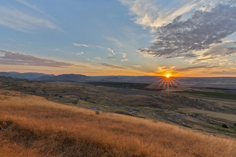 Brewster Retreat | EV charger, views, games, pets & trailer parking - Brewster, Washington