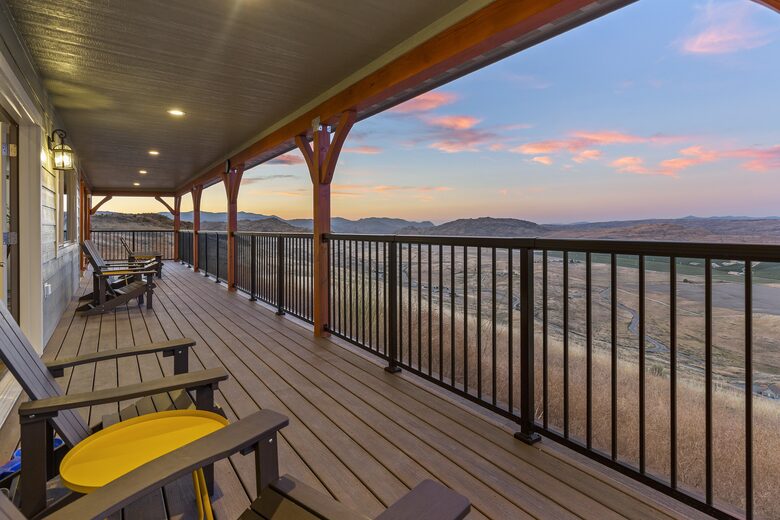 Brewster Retreat | EV charger, views, games, pets & trailer parking - Brewster, Washington