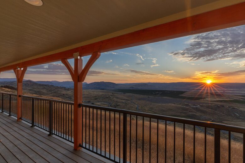 Brewster Retreat | EV charger, views, games, pets & trailer parking - Brewster, Washington