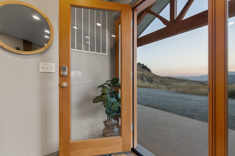 Brewster Retreat | EV charger, views, games, pets & trailer parking - Brewster, Washington