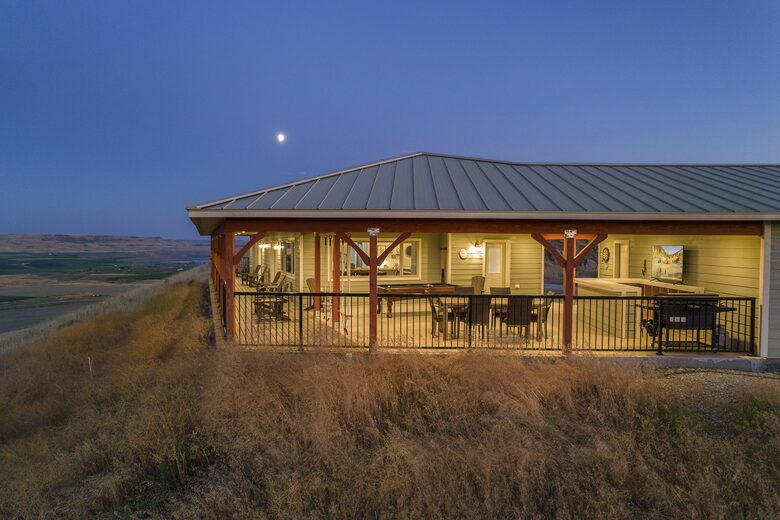 Brewster Retreat | EV charger, views, games, pets & trailer parking - Brewster, Washington