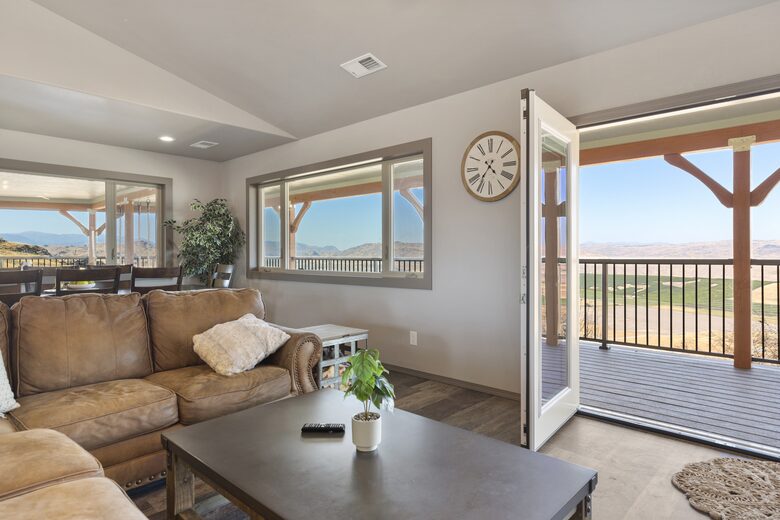 Brewster Retreat | EV charger, views, games, pets & trailer parking - Brewster, Washington
