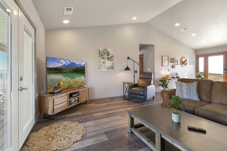 Brewster Retreat | EV charger, views, games, pets & trailer parking - Brewster, Washington