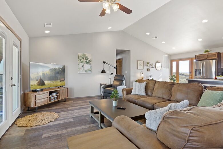 Brewster Retreat | EV charger, views, games, pets & trailer parking - Brewster, Washington