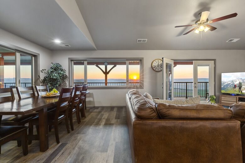 Brewster Retreat | EV charger, views, games, pets & trailer parking - Brewster, Washington