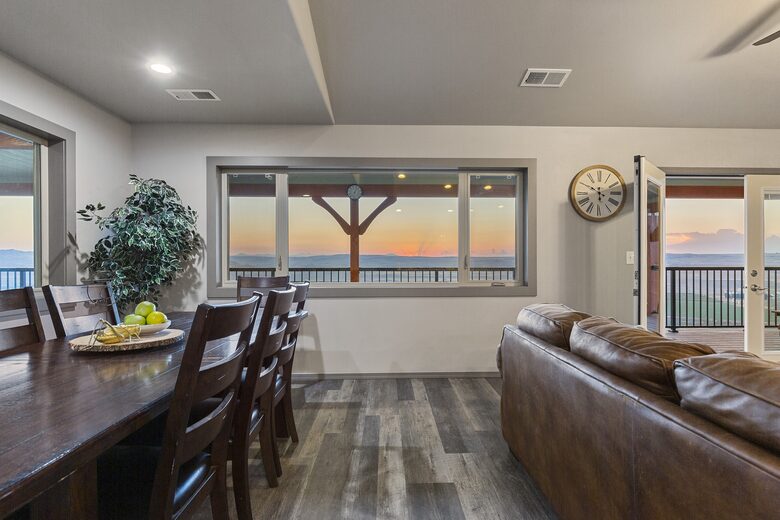 Brewster Retreat | EV charger, views, games, pets & trailer parking - Brewster, Washington