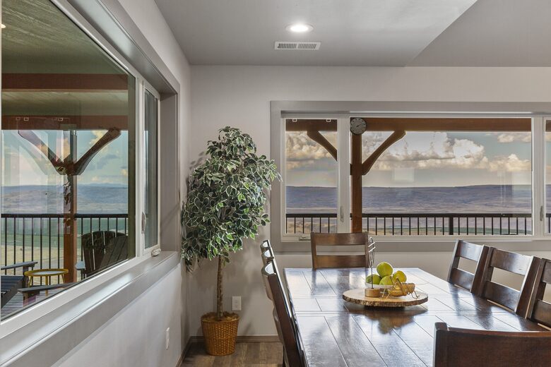 Brewster Retreat | EV charger, views, games, pets & trailer parking - Brewster, Washington