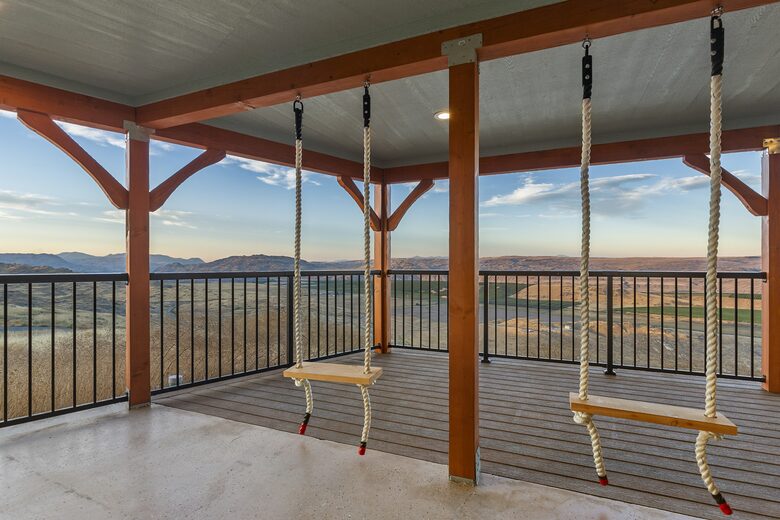 Brewster Retreat | EV charger, views, games, pets & trailer parking - Brewster, Washington