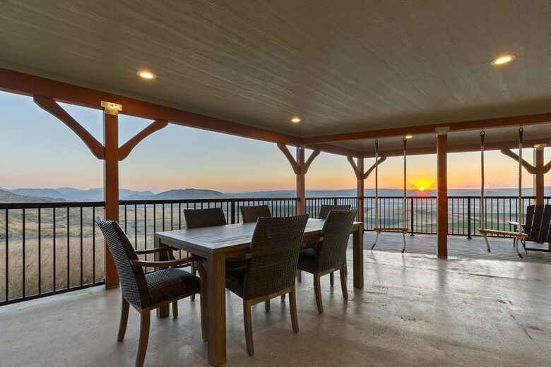 Brewster Retreat | EV charger, views, games, pets & trailer parking - Brewster, Washington