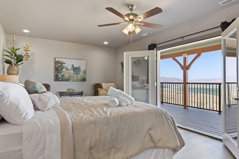 Brewster Retreat | EV charger, views, games, pets & trailer parking - Brewster, Washington