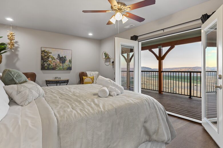 Brewster Retreat | EV charger, views, games, pets & trailer parking - Brewster, Washington