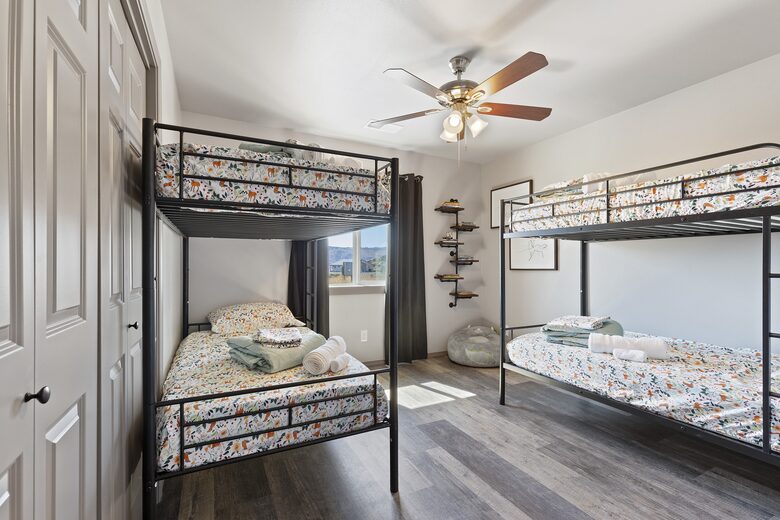 Brewster Retreat | EV charger, views, games, pets & trailer parking - Brewster, Washington