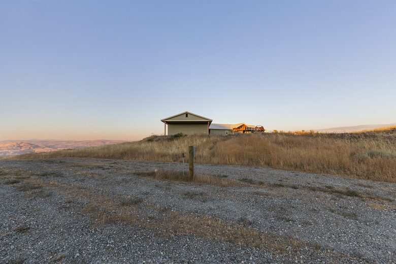 Brewster Retreat | EV charger, views, games, pets & trailer parking - Brewster, Washington
