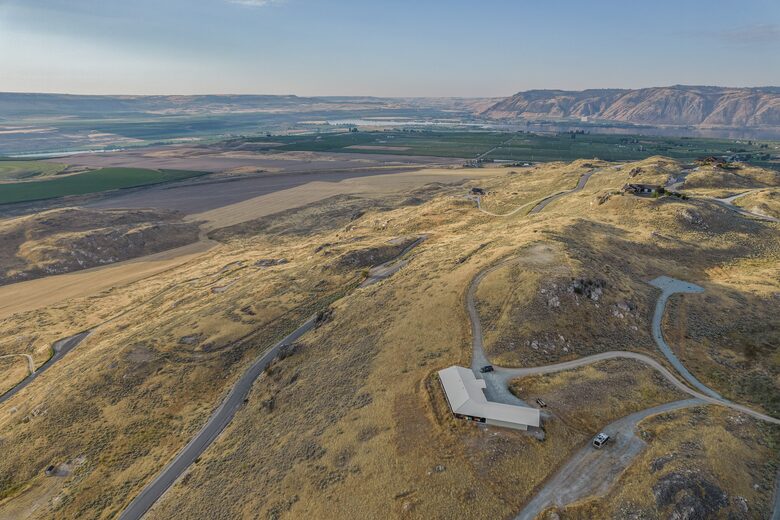Brewster Retreat | EV charger, views, games, pets & trailer parking - Brewster, Washington