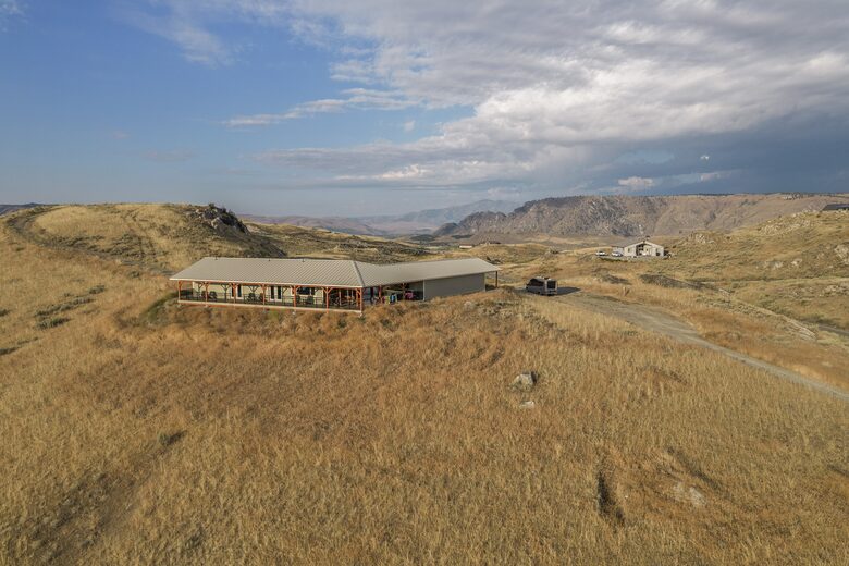 Brewster Retreat | EV charger, views, games, pets & trailer parking - Brewster, Washington