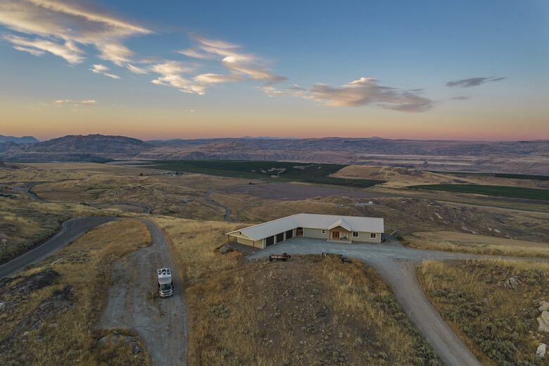 Brewster Retreat | EV charger, views, games, pets & trailer parking - Brewster, Washington