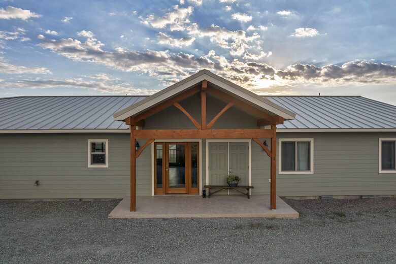 Brewster Retreat | EV charger, views, games, pets & trailer parking - Brewster, Washington