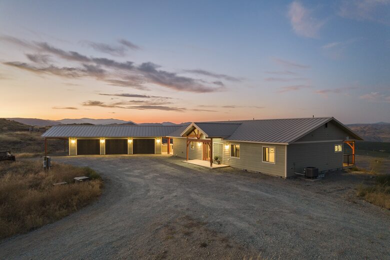 Brewster Retreat | EV charger, views, games, pets & trailer parking - Brewster, Washington