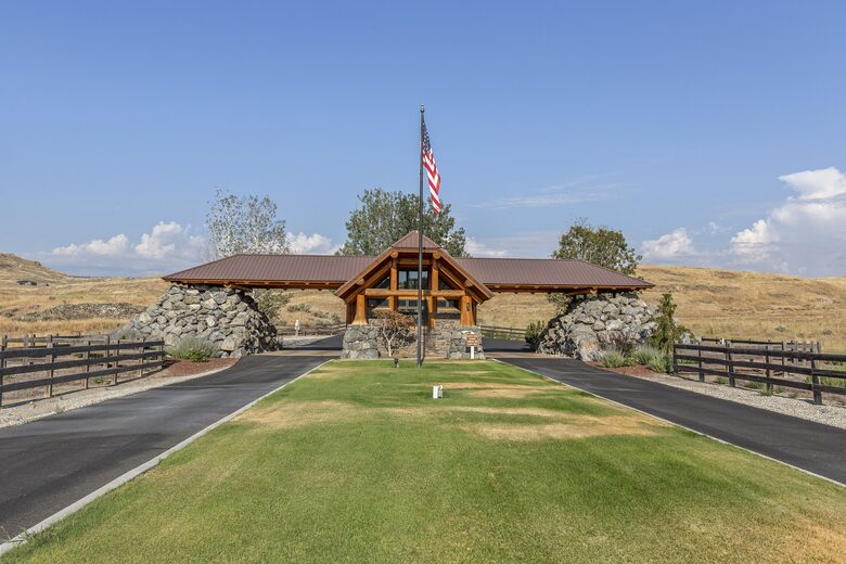 Brewster Retreat | EV charger, views, games, pets & trailer parking - Brewster, Washington